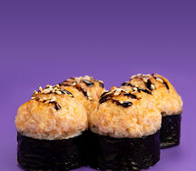 Половинка запеченного ролла с беконом