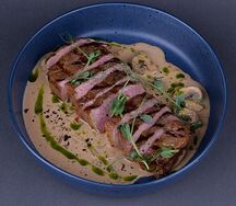 Стриплойн с мясным соусом
