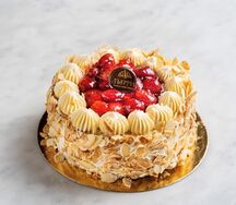 Торт Миндально-клубничный средний