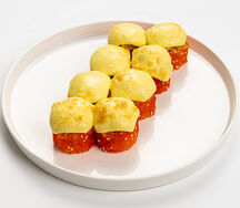 Запеченный ролл с копченой куриной грудкой и сырным соусом