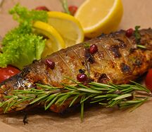 Рыба форель на углях