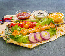 Тигровые креветки в лаваше с овощами