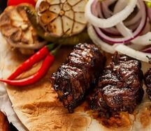 Шашлык из бараньей печени в жировой сетке