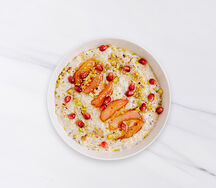 Овсяная каша с с яблоком, семенами льна, топленым маслом и фисташками