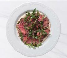 Вителло тоннато с муссом из тунца, красным луком и рукколой