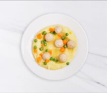 Митболы из индейки c картофельным пюре и сливочным соусом