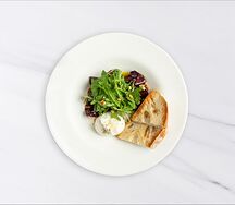 Печеная свекла с бураттой и цитрусовым винегретом
