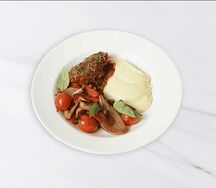 Ягненок с картофельным пюре, глазированными овощами и гремолатой
