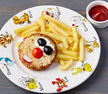 Куриная котлетка и картофель фри с кетчупом
