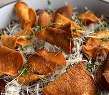 Тартар из говядины с чипсами из батата и твердым сыром