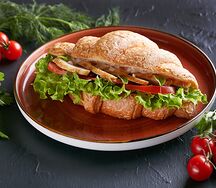 Круассан с курицей