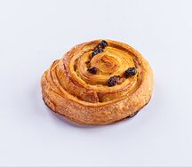 Улитка с заварным кремом и изюмом