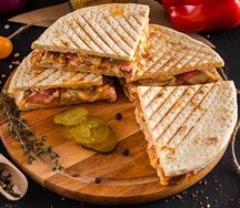 Фирменная кесадилья с курицей