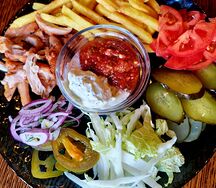 Шаурма на тарелке с курицей