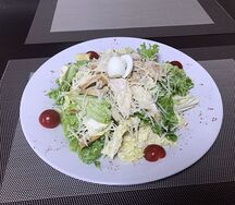 Салат Цезарь с курицей