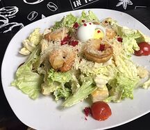 Салат Цезарь с креветками