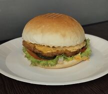 Бургер с говяжьей котлетой