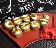 Фирменные горячие роллы с сырным соусом