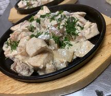 Жаркое с курицей и грибами в сливочном соусе