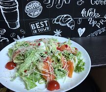 Салат Цезарь с семгой