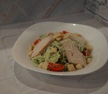 Салат Цезарь с курицей