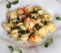 Деревенские пельмени в соусе чимаш
