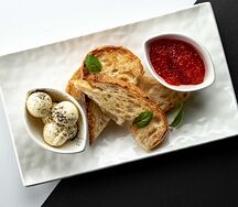 Красная икра с тостами и маслом в золе