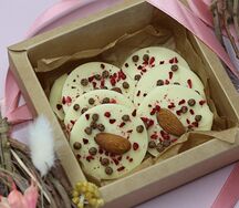 Набор белых мини-шоколадок с миндалем и малиной