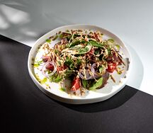 Теплый салат с говядиной и овощами