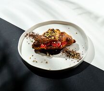 Круассан с шоколадом, клубникой и жареными фисташками