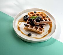 Венские вафли с грецкими орехами и кленовым сиропом