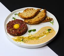 Тартар из говядины с трюфельным маслом