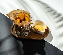 Куриные наггетсы с сырным соусом