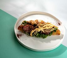 Круассан с ростбифом, сыром чеддер и соленым огурцом