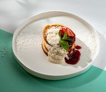 Панкейки с рафаэлло, малиновым джемом и клубникой