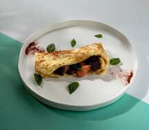 Омлет с лососем, белыми грибами и моцареллой