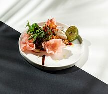 Тигровые креветки, свит чили и рисовые чипсы