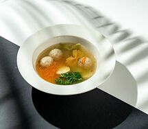 Куриный суп с фрикадельками, лапшой и перепелиным яйцом