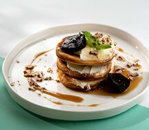 Панкейки с грецкими орехами, кленовым сиропом и маскарпоне