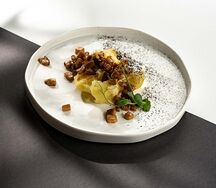 Толченый картофель с белыми грибами, сметаной и зеленью
