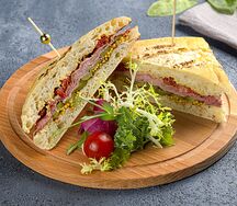 Панини с пастрами и корнишонами