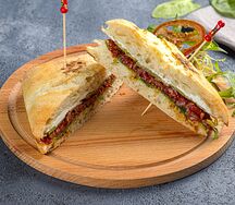 Панини с вялеными томатами и рукколой