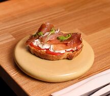 Пармская ветчина с сыром страчателла и руколлой