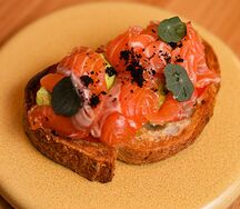 Пряный лосось с авокадо