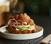 Круассан с северной креветкой или лососем