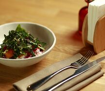 Салат с вяленой свеклой, сыром страчателлой и томатами черри