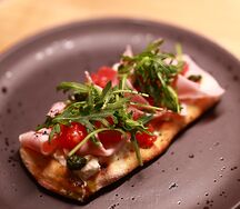 Мортаделла, страчателла с томатами и рукколой