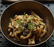 Казаречче с цыпленком в грибном соусе с пудрой из сморчков