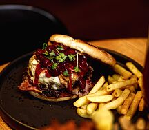 Бургер Black Angus с вишневым компоте и картофелем фри