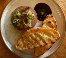 Паштет с цукатами из груши и хрустящей чиабаттой